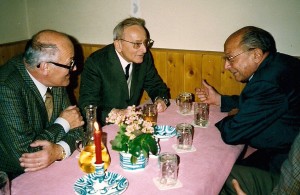 Heurigenbesuch nach der Konferenz im Jahr 1992 (von links nach rechts: Professoren Hans Seidel, Josef Steindl und Paolo Sylos Labini)